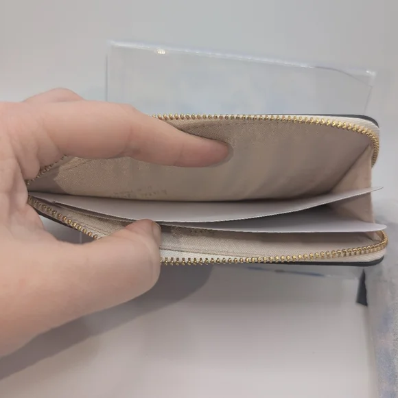 NWT Lucy Festival Floral Wristlet - Picture 3 of 4